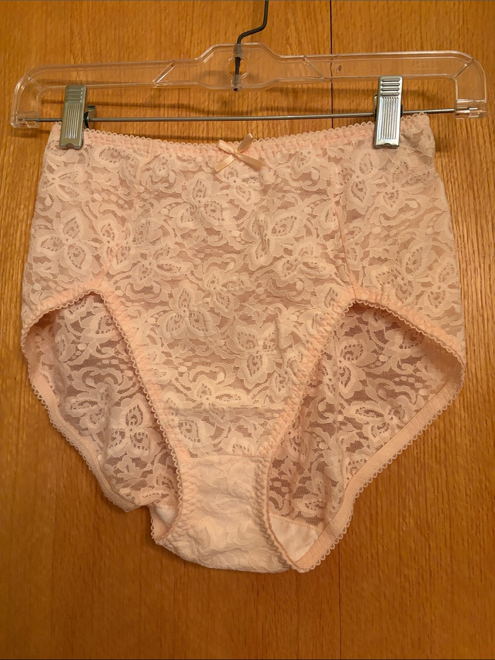 Vintage Bali Panties allover lace peach satin bow trim Large 7 high cut leg hip